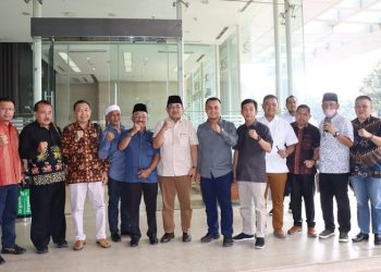 Foto bersama bersama Bupati Tanjabbar, Rabu (31/5/2023). [Dok. Aurduri.com/Wahyu]