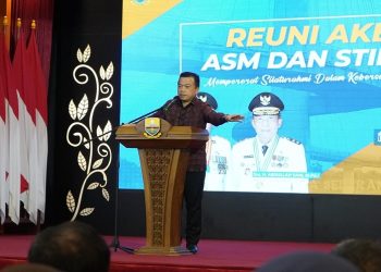 Gubernur Al Haris saat menyampaikan sambutan pada Reuni Akbar ASM dan STIE Jambi bertempat di Auditorium Rumah Dinas Gubernur Jambi, Jumat (02/06/2023). [Foto: Diskominfo/Erit Sutriedi]