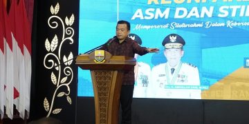 Gubernur Al Haris saat menyampaikan sambutan pada Reuni Akbar ASM dan STIE Jambi bertempat di Auditorium Rumah Dinas Gubernur Jambi, Jumat (02/06/2023). [Foto: Diskominfo/Erit Sutriedi]