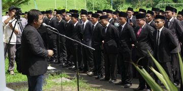 Romi Hariyanto saat pimpin pengukuhan 204 guru fungsional di Lapangan Kantor Bupati di Muara Sabak, Senin (5/6/2023). [Foto: Diskominfo Tanjabtim]