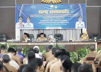 Gubernur Al Haris pada rakor Penguatan Pemerintahan dan Pembangunan Desa di Gedung Aula DPRD Kabupaten Tebo, Senin (05/06/2023). [Foto: Diskominfo/Harun]