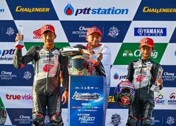 Pebalap binaan AHM Decksa Almer Alfarezel (tengah) berhasil meraih double podium tertinggi pada ajang Thailand Talent Cup (TTC) 2023 seri ketiga yang diselenggarakan di Chang International Circuit, Buriram, Thailand (3-4 Juni 2023). [Dok. AHM]