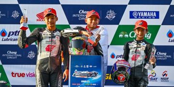 Pebalap binaan AHM Decksa Almer Alfarezel (tengah) berhasil meraih double podium tertinggi pada ajang Thailand Talent Cup (TTC) 2023 seri ketiga yang diselenggarakan di Chang International Circuit, Buriram, Thailand (3-4 Juni 2023). [Dok. AHM]