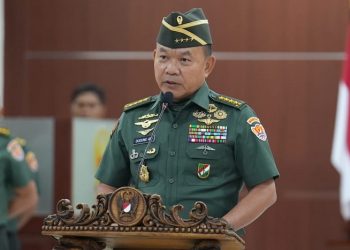 Kasad Jenderal TNI Dr. Dudung Abdurachman saat menerima laporan korps kenaikan pangkat 32 Perwira Tinggi (Pati) TNI Angkatan Darat, di Guest House TNI AD, Cilangkap, Jakarta, Senin (5/6/2023). [Foto: Dispenad]