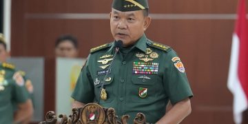 Kasad Jenderal TNI Dr. Dudung Abdurachman saat menerima laporan korps kenaikan pangkat 32 Perwira Tinggi (Pati) TNI Angkatan Darat, di Guest House TNI AD, Cilangkap, Jakarta, Senin (5/6/2023). [Foto: Dispenad]
