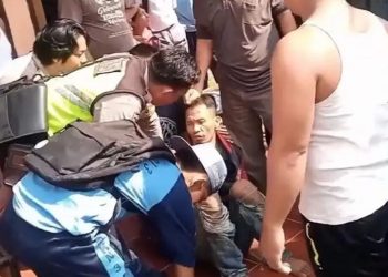 Pelaku pencurian babak belur dihajar massa, usai kedapatan mencuri di salah satu rumah warga yang beralamat di Jalan Sunan Giri, RT 04, Kelurahan Suka Karya, Kecamatan Kota Baru, Kota Jambi pada Senin (05/06/2023) pagi.