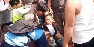 Pelaku pencurian babak belur dihajar massa, usai kedapatan mencuri di salah satu rumah warga yang beralamat di Jalan Sunan Giri, RT 04, Kelurahan Suka Karya, Kecamatan Kota Baru, Kota Jambi pada Senin (05/06/2023) pagi.