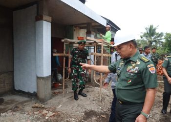Kasad Jenderal TNI Dr. Dudung Abdurachman saat meninjau pembangunan perumahan prajurit Batalyon Infanteri Raider 323/Buaya Putih, di Kota Banjar, Jawa Barat, Selasa (06/06/2023). [Foto: Dispenad]