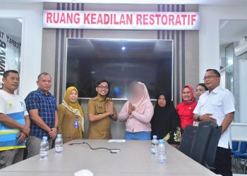 Restorative justice kasus siswi SMP yang akun tiktoknya dilaporkan oleh Pemkot Jambi di ruang pertemuan Ditreskrimsus Polda Jambi, Selasa (06/05/2023). [Dok. Humas Polda Jambi]