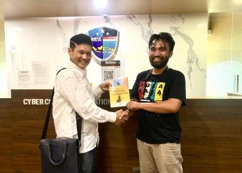 Wina Armada Sukardi menyerahkan buku karyanya “Menjadi Ahli Dewan Pers” kepada penyidik siber, Bareskrim, Polri, Selasa (06/06/2023). [Foto: Pemerhati Jurnalis Siber]