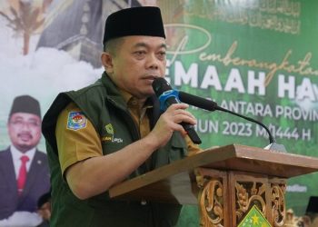 Gubenur Al Haris saat melepas jemaah haji kloter 2 embarkasi Antara Provinsi Jambi tahun 1444 Hijriah di Asrama Haji Jambi, Selasa (06/06/2023). [Foto: Diskominfo/Novriansah]
