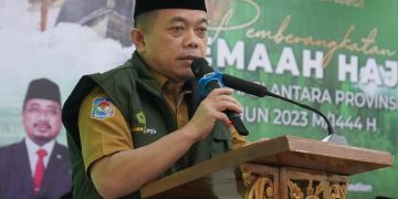 Gubenur Al Haris saat melepas jemaah haji kloter 2 embarkasi Antara Provinsi Jambi tahun 1444 Hijriah di Asrama Haji Jambi, Selasa (06/06/2023). [Foto: Diskominfo/Novriansah]