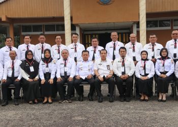 Foto bersama Al Haris dengan ASN lingkup Provinsi Jambi pada kegiatan pembukaan pelatihan kepemimpinan angkatan VII tahun 2023, Bertempat di Aula II BPSDM Provinsi Jambi, Rabu (07/06/2023). [Foto: Diskominfo/Agus Supriyanto]
