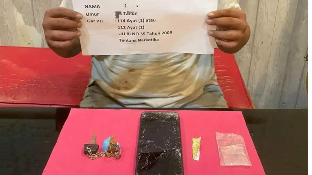 Pelaku penyalahgunaan Narkoba bersama barang bukti yang ditangkap pada  Selasa, (6/6/2023). [Foto: Humas Polresta Jambi]