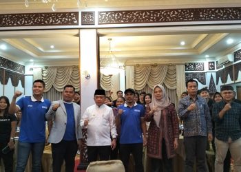 Momen foto bersama Gubernur Al Haris usai melepas kontingen atlet futsal Provinsi Jambi yang akan bertanding dalam laga Liga Futsal Nusantara tahun 2023 di Auditorium Rumah Dinas Gubenur Jambi, Rabu (07/06/2023). [Foto: Diskominfo/Maria]