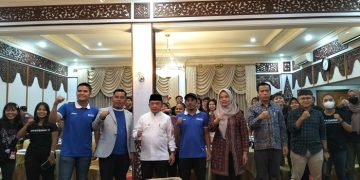 Momen foto bersama Gubernur Al Haris usai melepas kontingen atlet futsal Provinsi Jambi yang akan bertanding dalam laga Liga Futsal Nusantara tahun 2023 di Auditorium Rumah Dinas Gubenur Jambi, Rabu (07/06/2023). [Foto: Diskominfo/Maria]