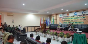 Al Haris saat membukan karir expo dalam rangka die natalis Poltekkes Kemenkes Jambi yang bertempat di Aula Poltekkes Kemenkes Jambi, Kota Baru, Kamis (08/06/2023). [Foto: Diskominfo/Novriansah]