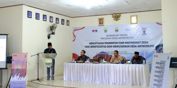 Wagub Sani saat membuka kegiatan Bimtek Calon Percontohan Desa Antikorupsi 2023 di Desa Mekar Sari, Muaro Jambi, Kamis (8/6/2023). [Foto: Diskominfo/Sobirin]