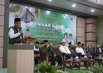 Wagub Sani saat menyampaikan arahan pada pelepasan jemaah haji Provinsi Jambi tahun 1444 Hijriah kloter 20 di Asrama Haji Jambi, Kamis malam (08/06/2023). [Foto: Diskominfo Novriansah]
