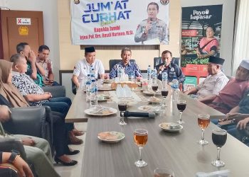 Kegiatan Jum'at Curhat Polda Jambi bersama Pengelola dan Pedagang Pasar Angso Duo di Kantor Pasar Angso Duo, Jumat (09/06/2023). [Foto: Humas Polda Jambi]