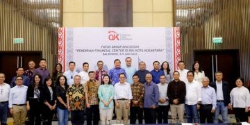Foto bersama usai diskusi mengenai pendirian Financial Center di IKN, yang digelar di Balikpapan, Jumat (9/6/2023). [Foto: Humas OJK]