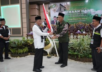 Wagub Abdullah Sani saat pelepasan, Jamaah Haji Embarkasi antara Provinsi Jambi Tahun 1444 H di asrama Haji Jambi, Sabtu (10/06/2023). [Foto: Diskominfo/Novriansah]