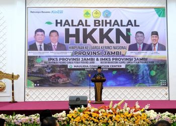 Wagub Sani saat sampaikan sambutan pada acara Halal Bihalal HKKN Provinsi Jambi, bertempat di Maulidia Convention Center, Sabtu (10/06/2023). [Foto: Diskominfo/Sopbirin]