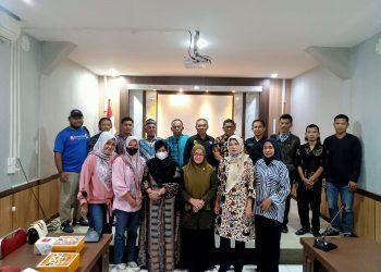 Kesbangpol Kota Jambi silaturahmi dengan Pengurus Organisasi Seni dan Budaya yang ada di Kota Jambi dalam pembentukan Forum yang didalamnya khusus penggiat-penggiat Seni dan Budaya, kegiatan pembentukan dilaksanakan di Aula Kesbangpol Kota Jambi, Kamis (8/6/2023). [Foto: Moklin]