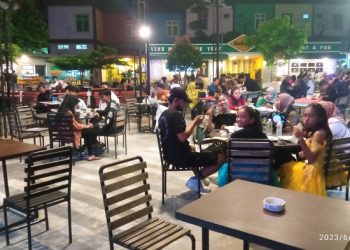 Suasana Kesiko Cafe yang dipadati oleh pengunjung, Sabtu (10/6/2023). [Foto: Aurduri.com/Ega]