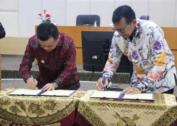 Al Haris tandatangani nota kesepahaman dengan UNP di Ruang Senat Lantai 4 Universitas Negeri Padang (UNP), Sabtu (10/06/2023). [Foto: Diskominfo/Agus Suprianto]