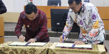 Al Haris tandatangani nota kesepahaman dengan UNP di Ruang Senat Lantai 4 Universitas Negeri Padang (UNP), Sabtu (10/06/2023). [Foto: Diskominfo/Agus Suprianto]