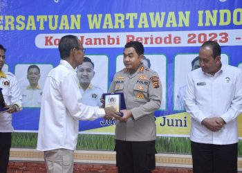 Kabid Humas Polda Jambi, Kombes Pol. Mulia Prianto menerima Plakat Cinderamata yang diserahkan langsung Ketua PWI Provinsi Jambi H Ridwan Agus Depati di Gedung Dharana Lastarya BNNP Jambi, Senin (12/06/2023). [Foto: Humas Polda Jambi]