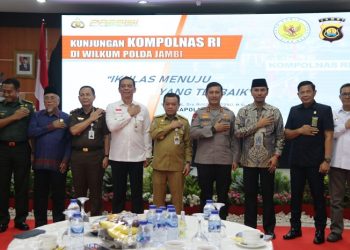 Foto bersama Gubernur pada VISITASI KOMPOLNAS AWARDS 2023, di Aula Lantai 4 Gedung Mapolda Jambi, Selasa (13/06/2023). [Foto: Diskominfo/Agus Supriyanto]