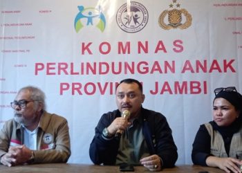 Komnas PA saat menggelar konferensi pers disalah satu Cafe di Kota Jambi, Selasa (13/6/2023). [Foto: grub WA JMK]
