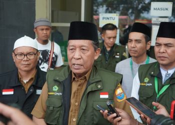 Wagub Sani saat diwawancarai usai melepasan Calon Jemaah Haji kloter 24 Embarkasi Antara Provinsi Jambi tahun 1444 Hijriah di Asrama Haji Jambi oleh Wakil Gubernur Jambi, Selasa (13/06/2023). [Foto: Diskominfo/Novriansah]