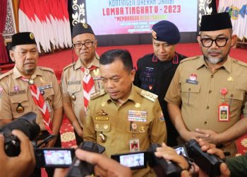 Gubernur Al Haris saat diwawancarai usai melepas Kontingen Pramuka Provinsi Jambi Tingkat V Nasional tahun 2023 di Auditorium Rumah Dinas Gubernur Jambi, Selasa (13/06/2023). [Foto: Diskominfo/Agus]