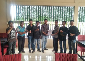 Ketua DPD PJS Jambi saat menyerahkan SK Pengurus DPC Tebo, Selasa (13/06/2023). [Foto: PJS]