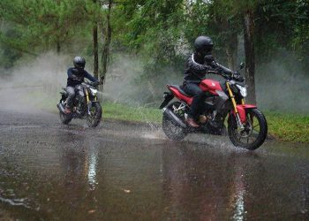 Kondisi berkendara motor saat hujan. [Foto: sinsen]