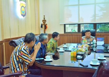Kapolda Terima Kunjungan Silaturahmi Direksi PT Pelindo Jambi dan rombongan di ruang kerjanya pada Rabu, (14/06/2023). [Foto: Humas Polda Jambi]