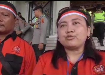 Koordinator aksi yang juga Ketua Garda Juang bersama Kelompok Tani Sejahtera Jaya Bersama (KTSJB) berunjuk rasa di kantor Gubernur Jambi, Kamis (15/06/2023). [Foto: Aurduri.com/Gea Erlanda]