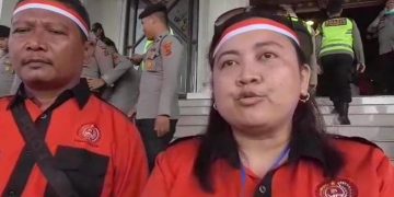 Koordinator aksi yang juga Ketua Garda Juang bersama Kelompok Tani Sejahtera Jaya Bersama (KTSJB) berunjuk rasa di kantor Gubernur Jambi, Kamis (15/06/2023). [Foto: Aurduri.com/Gea Erlanda]