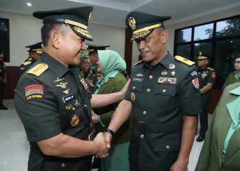 Kasad Jenderal TNI Dr. Dudung Abdurachman menerima laporan Kenaikan Pangkat 18 Pati TNI AD, di Guest House TNI AD, Cilangkap, Jakarta, Kamis (15/6/2023). [Foto: Dispenad]