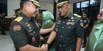 Kasad Jenderal TNI Dr. Dudung Abdurachman menerima laporan Kenaikan Pangkat 18 Pati TNI AD, di Guest House TNI AD, Cilangkap, Jakarta, Kamis (15/6/2023). [Foto: Dispenad]