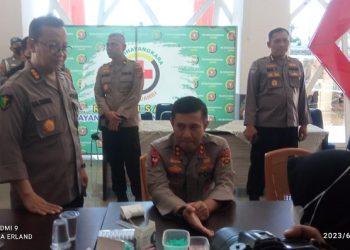 Kapolda Jambi, Irjen Pol Rusdi Hartono turut berpartisipasi langsung dengan ikut mendonorkan darahnya di RS Bhayangkara Jambi, Jumat (16/6/2023). [Foto: Aurduri.com/Gea Erlanda]