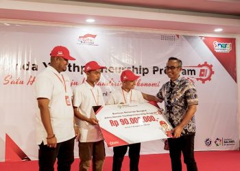Ketua Yayasan AHM (kanan), Ahmad Muhibbuddin secara simbolis memberikan Donasi Renovasi & Pengembangan Bengkel untuk UMKM AHYPP pada 12 - 14 Juni 2023 di SMK Mitra Industri MM2100 Cikarang- Jawa Barat. [Foto: AHM]