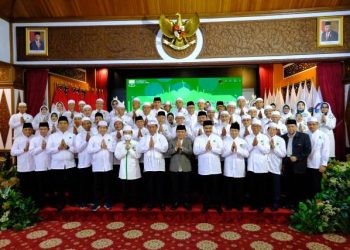 Foto bersama Gubernur Al Haris usai pengukuhan pengurus wilayah IPHI daerah Provinsi Jambi masa bakti 2023-2028 di Auditorium Rumah Dinas Gubernur Jambi, Sabtu (17/6/2023). [Foto: Diskominfo/Hori & Sopbirin]