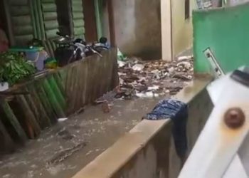 Penampakan banjir di RT 13 dan 14 di kelurahan Sulanjana. [Foto: capture video grub whatsapp]