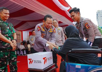 Kapolri Jenderal Listyo Sigit Prabowo saat serhakan bantuan pada masyarakat di Jakarta, Senin (19/06/2023). [Dok. Divisi Humas Polri]