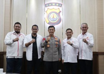 Kapolda saat terima Kunjungan Silaturahmi Ketua dan Pengurus KONI Provinsi Jambi di Mapolda Jambi, Senin (19/06/2023). [Foto: Humas Polda Jambi]
