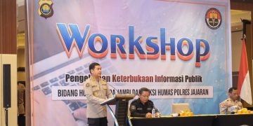 Kabid Humas Polda Jambi Kombes Pol. Mulia Prianto saat membuka Workshop Pengelolaan Keterbukaan Informasi Publik di Hotel Aston pada Selasa, (20/06/2023). [Foto: Humas Polda Jambi]